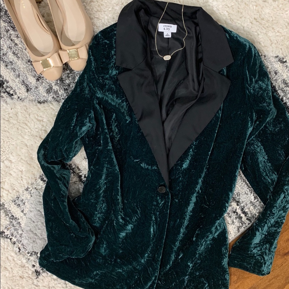 Crown & Ivy Emerald Velvet Blazer